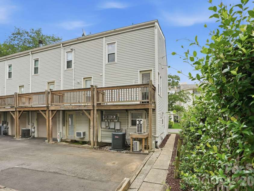 721 Poplar Street, Charlotte, NC 28202.  MLS# CAR4399856, YatesRealty ID 22555. 