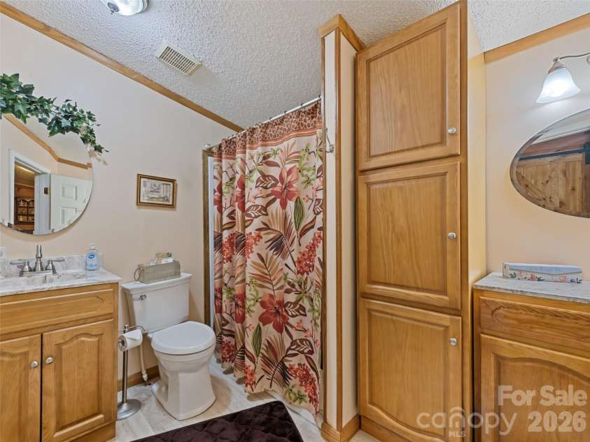 136 Peaceful Valley Drive, Leicester, NC 28748.  MLS# CAR4378331, YatesRealty ID 22556. Second full bath