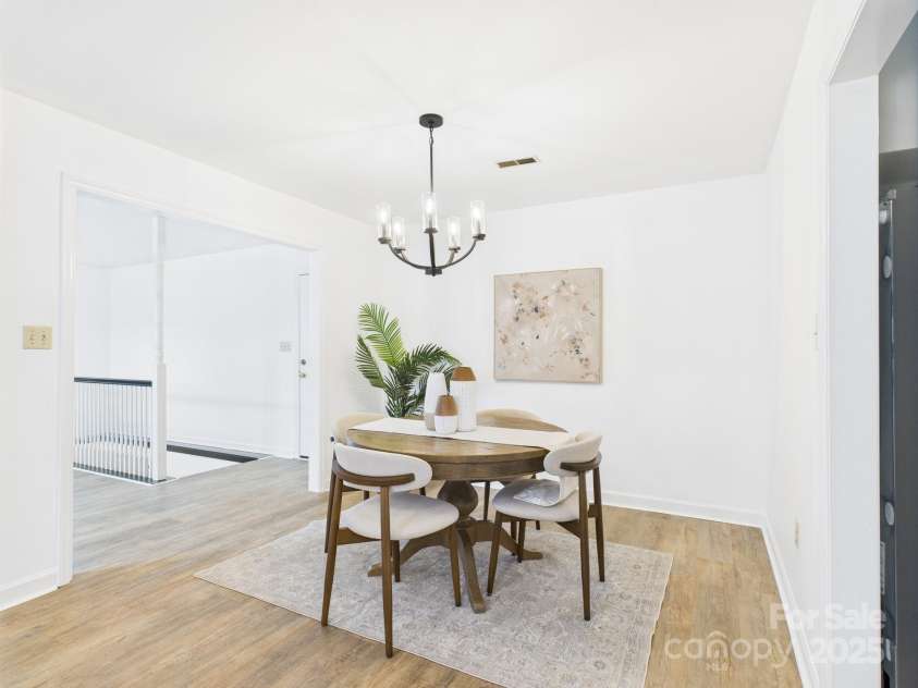 4905 Chestnut Lake Drive, Charlotte, NC 28227.  MLS# CAR4263898, YatesRealty ID 22556. Dining area