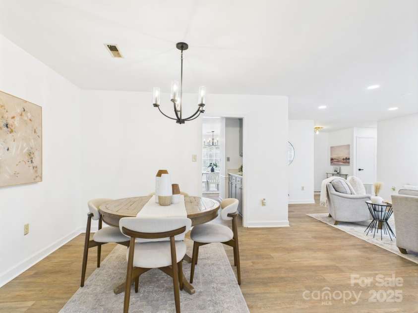 4905 Chestnut Lake Drive, Charlotte, NC 28227.  MLS# CAR4263898, YatesRealty ID 22556. Dining area