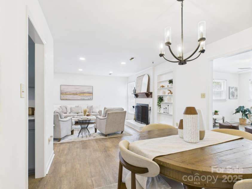 4905 Chestnut Lake Drive, Charlotte, NC 28227.  MLS# CAR4263898, YatesRealty ID 22556. Dining area