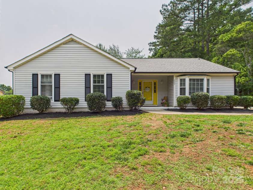 4905 Chestnut Lake Drive, Charlotte, NC 28227.  MLS# CAR4263898, YatesRealty ID 22556. Front of the house and front yard