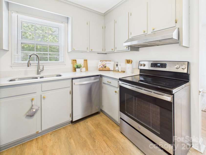 4905 Chestnut Lake Drive, Charlotte, NC 28227.  MLS# CAR4263898, YatesRealty ID 22556. Kitchen