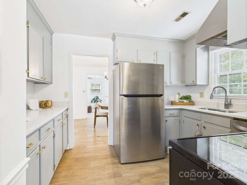 4905 Chestnut Lake Drive, Charlotte, NC 28227.  MLS# CAR4263898, YatesRealty ID 22556. Kitchen