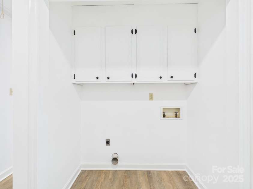 4905 Chestnut Lake Drive, Charlotte, NC 28227.  MLS# CAR4263898, YatesRealty ID 22556. Laundry