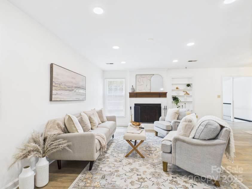 4905 Chestnut Lake Drive, Charlotte, NC 28227.  MLS# CAR4263898, YatesRealty ID 22556. Living room
