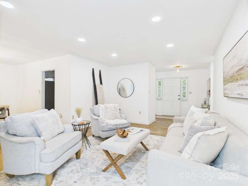 4905 Chestnut Lake Drive, Charlotte, NC 28227.  MLS# CAR4263898, YatesRealty ID 22556. Living room