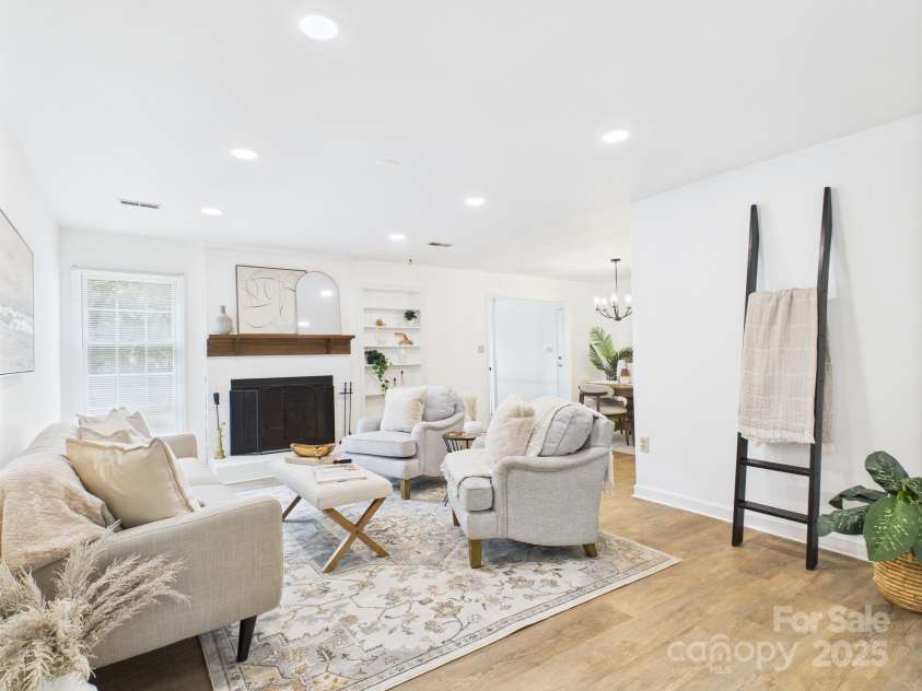 4905 Chestnut Lake Drive, Charlotte, NC 28227.  MLS# CAR4263898, YatesRealty ID 22556. Living room