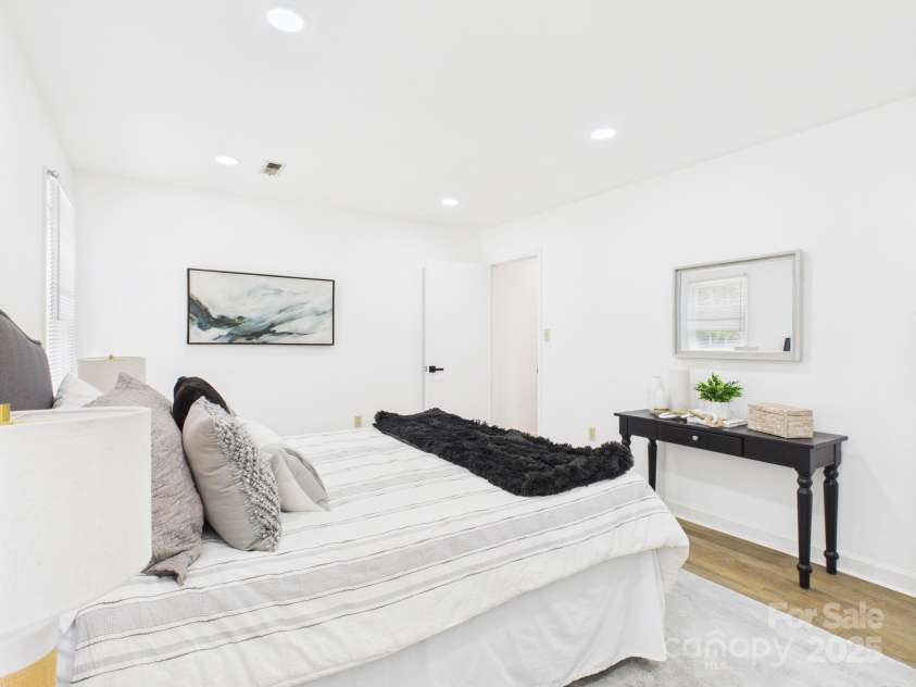 4905 Chestnut Lake Drive, Charlotte, NC 28227.  MLS# CAR4263898, YatesRealty ID 22556. Master bedroom