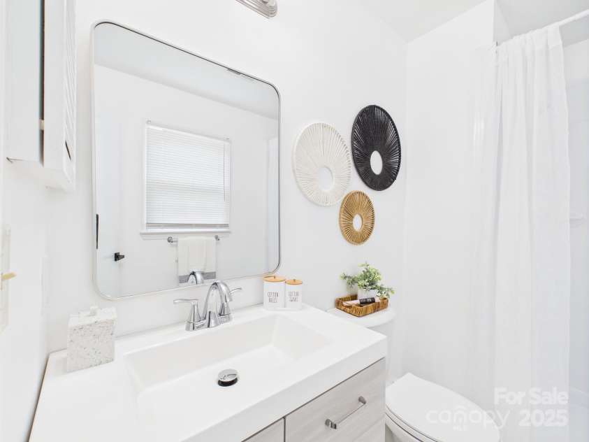 4905 Chestnut Lake Drive, Charlotte, NC 28227.  MLS# CAR4263898, YatesRealty ID 22556. Primary bathroom
