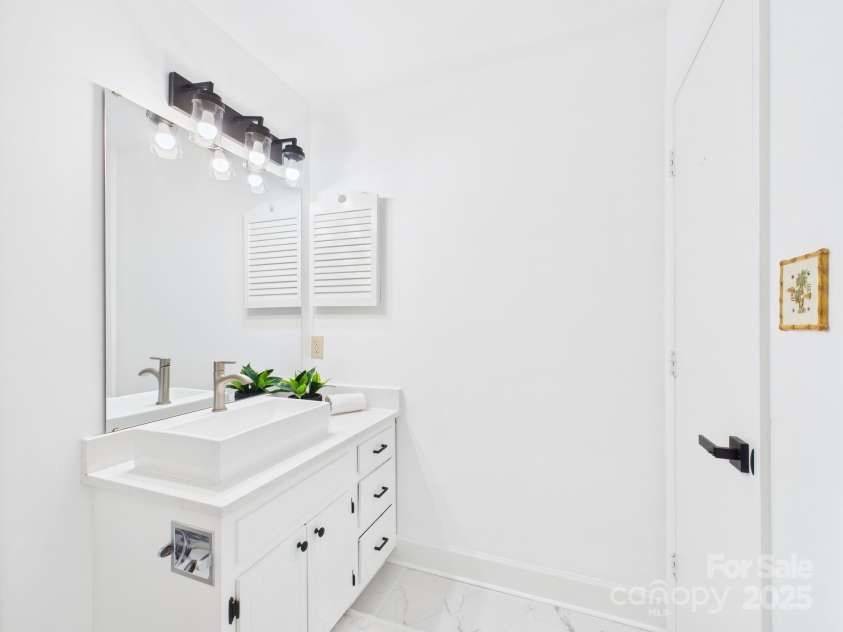 4905 Chestnut Lake Drive, Charlotte, NC 28227.  MLS# CAR4263898, YatesRealty ID 22556. Secondary bathroom