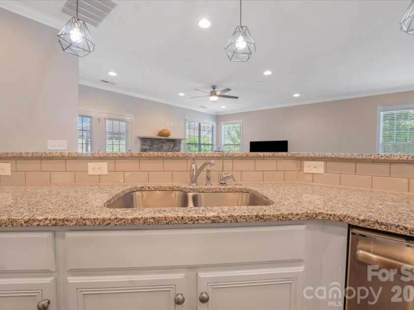 13335 Union Square Drive, Huntersville, NC 28078.  MLS# CAR4379462, YatesRealty ID 22558. Gourmet kitchen with breakfast bar
