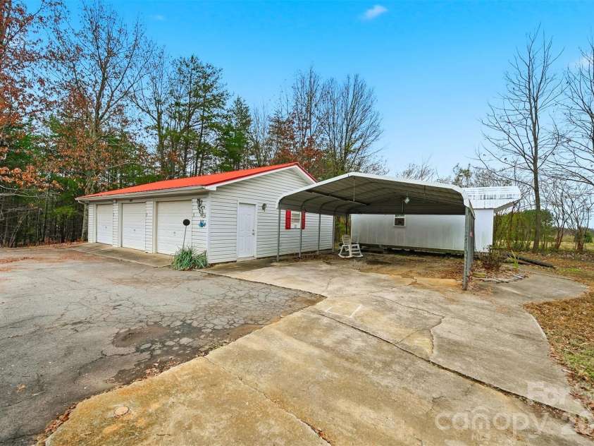 4915 Quartz Ridge Drive, Maiden, NC 28650.  MLS# CAR4328743, YatesRealty ID 2256. 3 Car garage & Carport