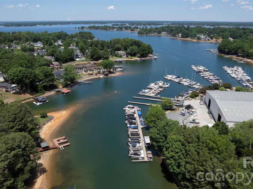 19823 Henderson Road, Cornelius, NC 28031.  MLS# CAR4374380, YatesRealty ID 22560. Beautiful Lake Norman...