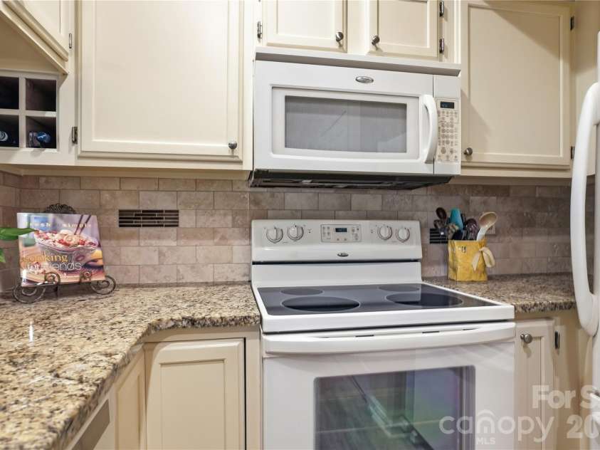 19823 Henderson Road, Cornelius, NC 28031.  MLS# CAR4377209, YatesRealty ID 22560. Tiled backslash