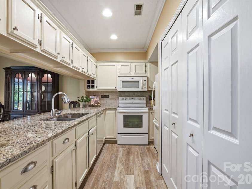 19823 Henderson Road, Cornelius, NC 28031.  MLS# CAR4377209, YatesRealty ID 22560. Updated Kitchen with granite