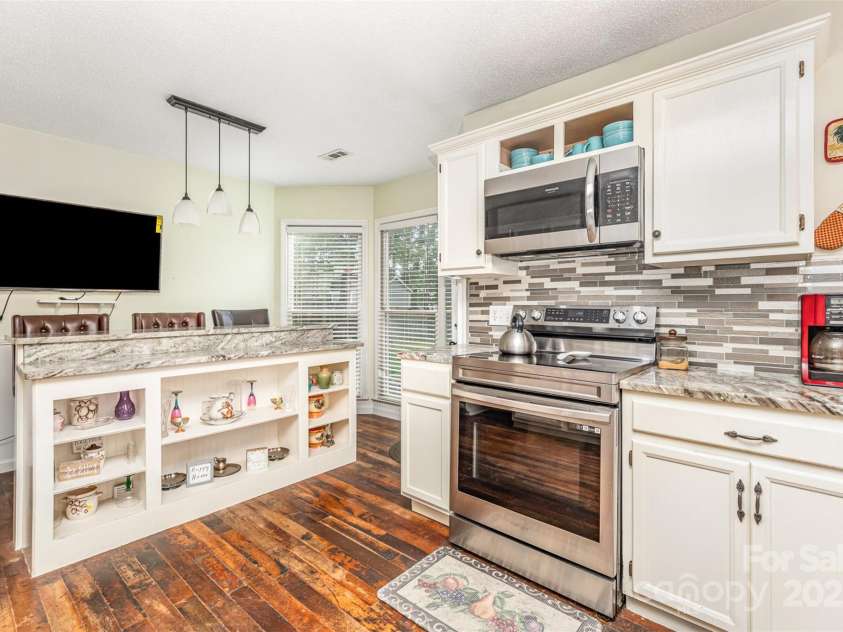 2133 Highland View Lane, Charlotte, NC 28214.  MLS# CAR4271849, YatesRealty ID 22562. Breakfast bar