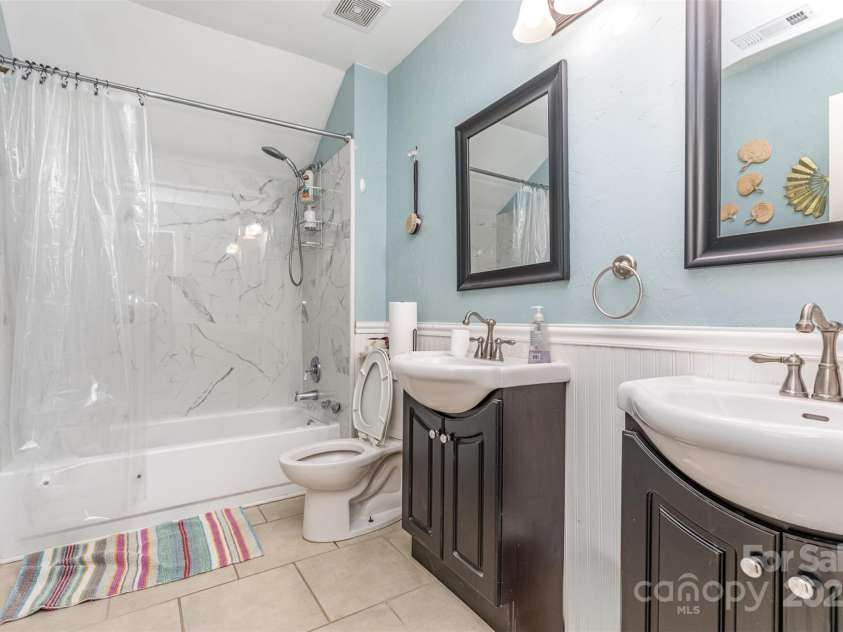 2133 Highland View Lane, Charlotte, NC 28214.  MLS# CAR4271849, YatesRealty ID 22562. Full bath- upper level