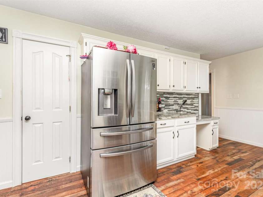 2133 Highland View Lane, Charlotte, NC 28214.  MLS# CAR4271849, YatesRealty ID 22562. Kitchen desk area