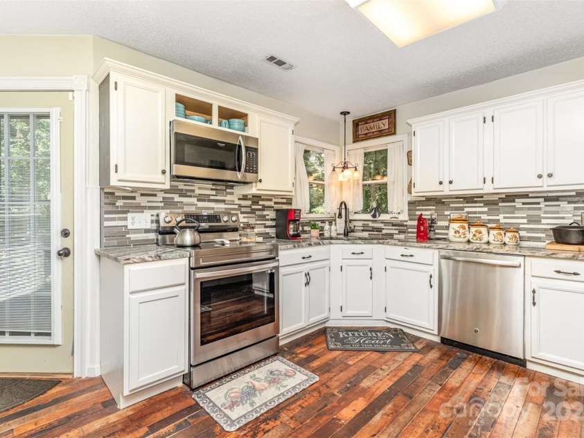 2133 Highland View Lane, Charlotte, NC 28214.  MLS# CAR4271849, YatesRealty ID 22562. Large kitchen