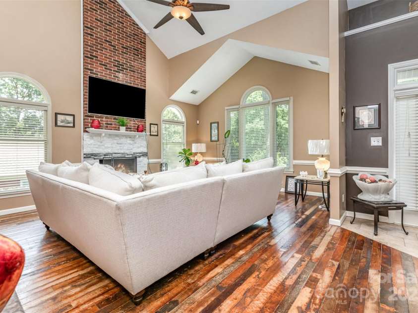 2133 Highland View Lane, Charlotte, NC 28214.  MLS# CAR4271849, YatesRealty ID 22562. Living room