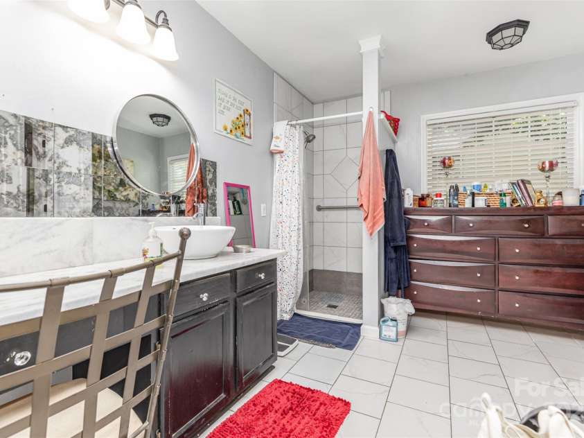 2133 Highland View Lane, Charlotte, NC 28214.  MLS# CAR4271849, YatesRealty ID 22562. Primary bath