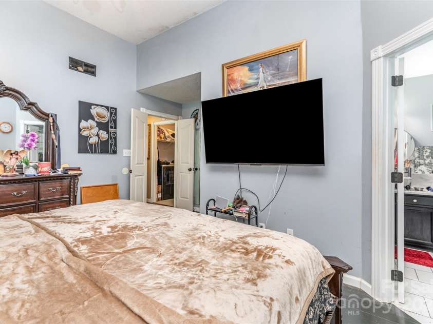 2133 Highland View Lane, Charlotte, NC 28214.  MLS# CAR4271849, YatesRealty ID 22562. Primary bath view