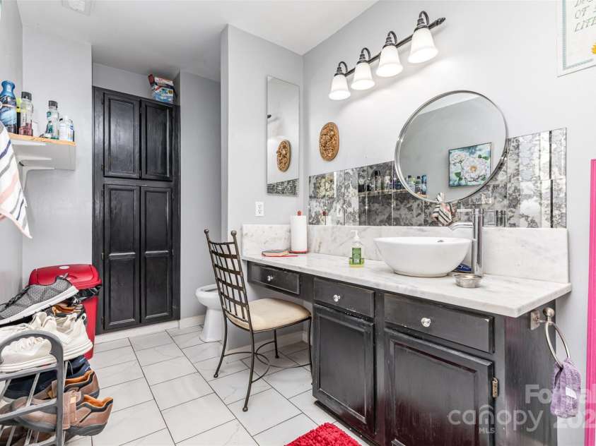 2133 Highland View Lane, Charlotte, NC 28214.  MLS# CAR4271849, YatesRealty ID 22562. Primary bathroom on main floor