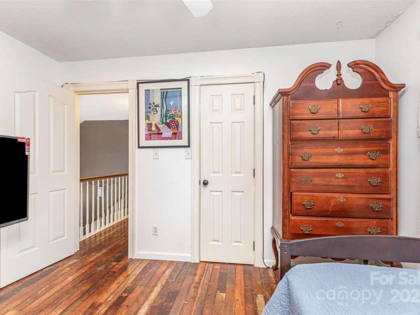 2133 Highland View Lane, Charlotte, NC 28214.  MLS# CAR4271849, YatesRealty ID 22562. Upper level hallway