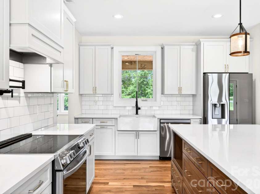 34 Old Souther Road, Mills River, NC 28759.  MLS# CAR4380756, YatesRealty ID 22562. Soft close Shenandoah cabinets 