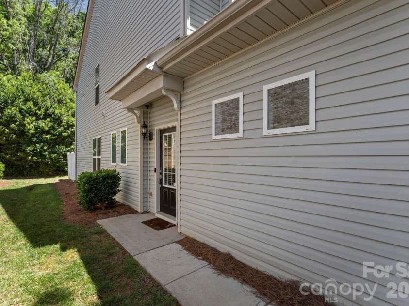 3120 Park South Station Boulevard, Charlotte, NC 28210.  MLS# CAR4374680, YatesRealty ID 22564. 