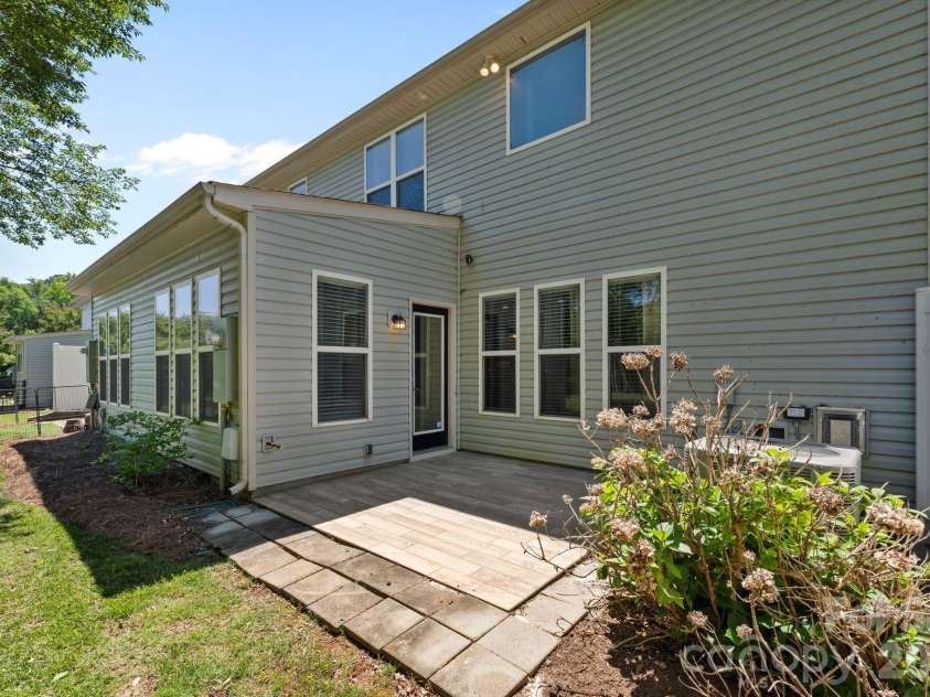 3120 Park South Station Boulevard, Charlotte, NC 28210.  MLS# CAR4374680, YatesRealty ID 22564. 