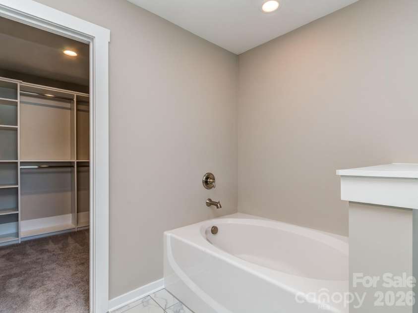 111 Cranford Drive, Pineville, NC 28134.  MLS# CAR4429371, YatesRealty ID 22566. Primary bath