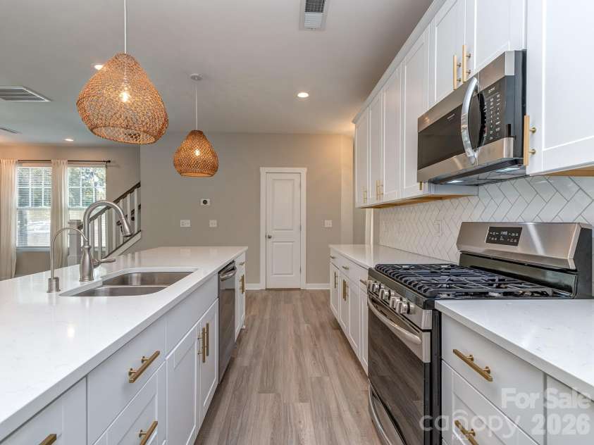 111 Cranford Drive, Pineville, NC 28134.  MLS# CAR4429371, YatesRealty ID 22566. Upgraded kitchen with gas range