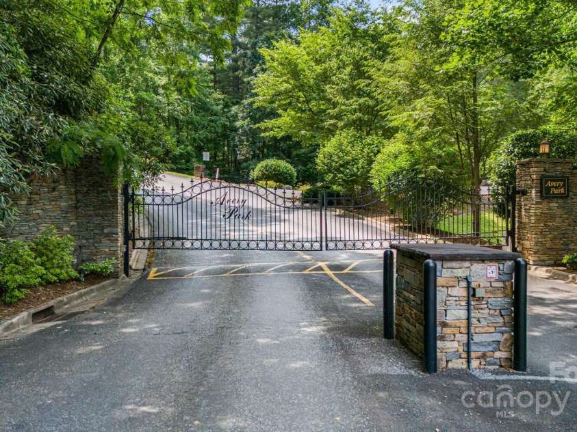 81 Smokemont Drive, Arden, NC 28704.  MLS# CAR4272334, YatesRealty ID 22566. 