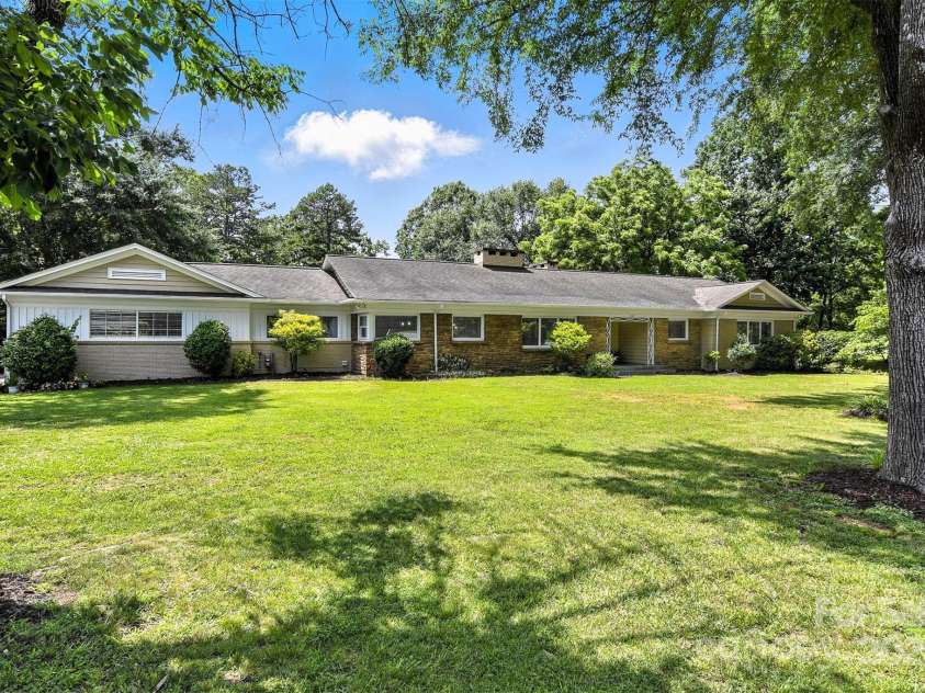 3127 Center Street, Hickory, NC 28601.  MLS# CAR4273442, YatesRealty ID 22568. 