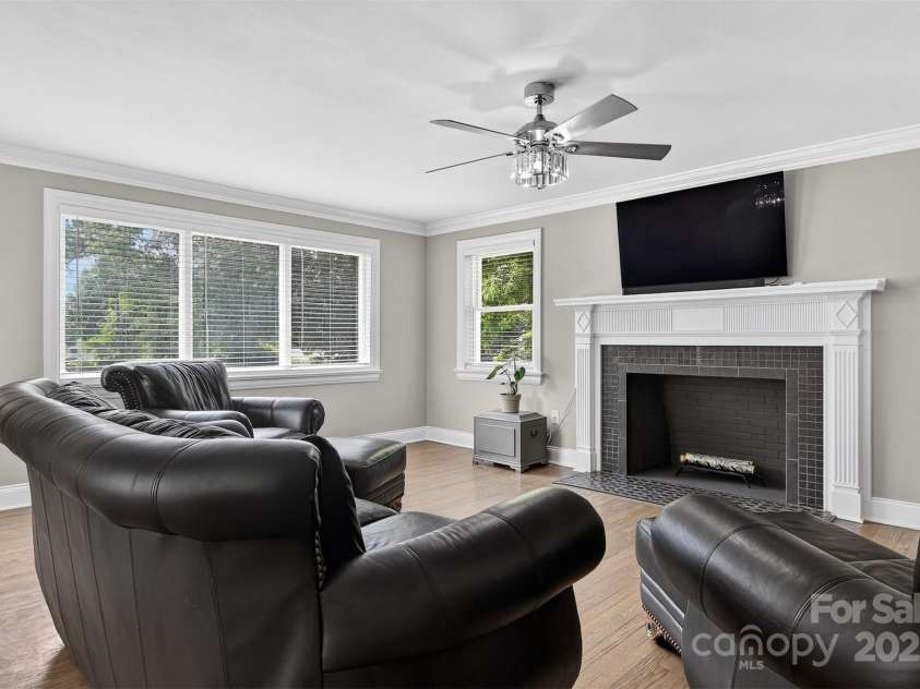 3127 Center Street, Hickory, NC 28601.  MLS# CAR4273442, YatesRealty ID 22568. 