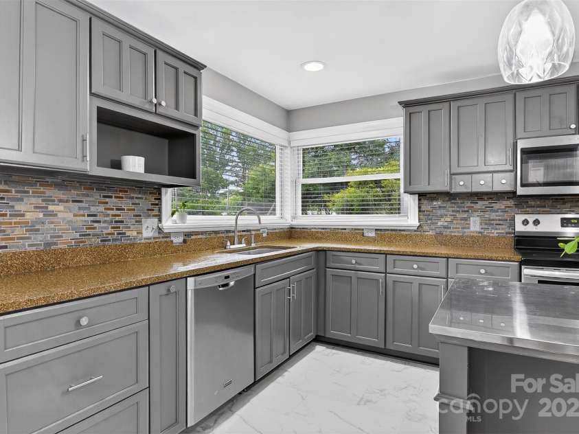 3127 Center Street, Hickory, NC 28601.  MLS# CAR4273442, YatesRealty ID 22568. 