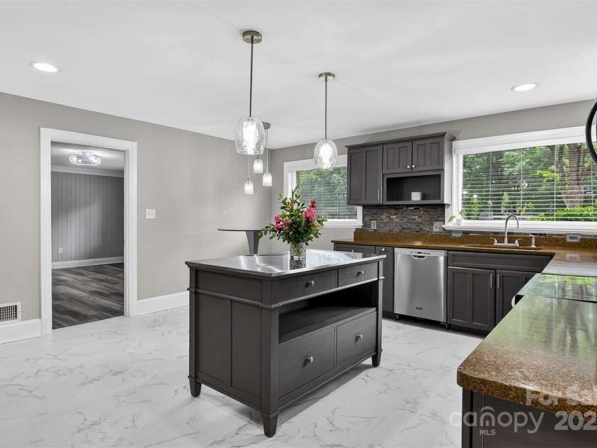 3127 Center Street, Hickory, NC 28601.  MLS# CAR4273442, YatesRealty ID 22568. 