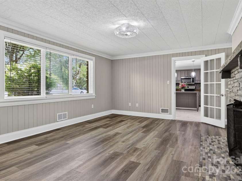 3127 Center Street, Hickory, NC 28601.  MLS# CAR4273442, YatesRealty ID 22568. 