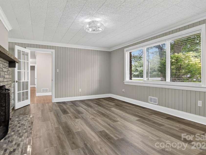 3127 Center Street, Hickory, NC 28601.  MLS# CAR4273442, YatesRealty ID 22568. 