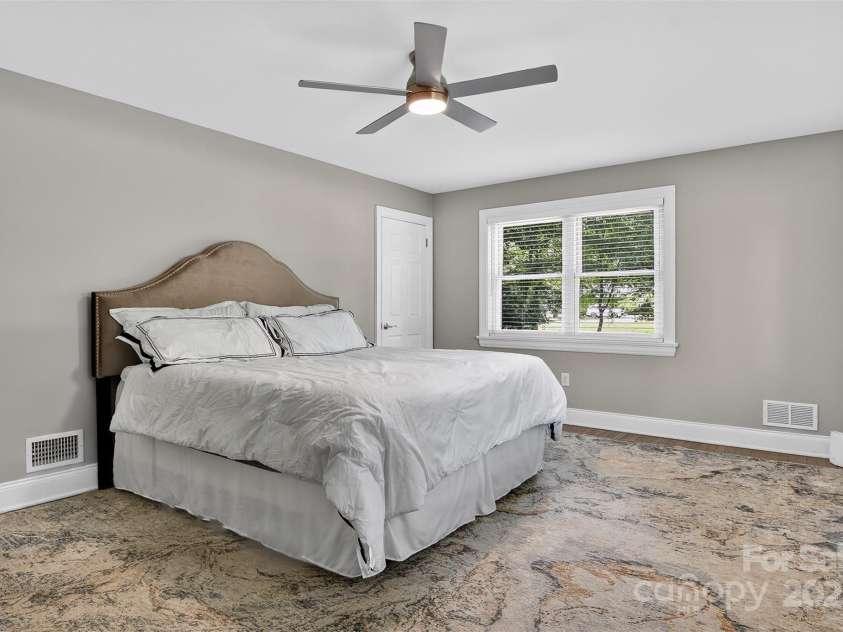 3127 Center Street, Hickory, NC 28601.  MLS# CAR4273442, YatesRealty ID 22568. 