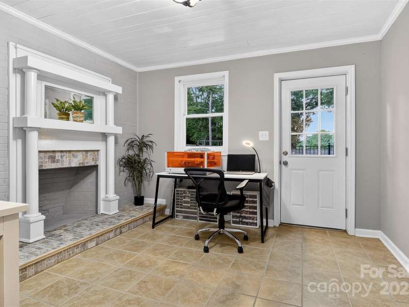 3127 Center Street, Hickory, NC 28601.  MLS# CAR4273442, YatesRealty ID 22568. 