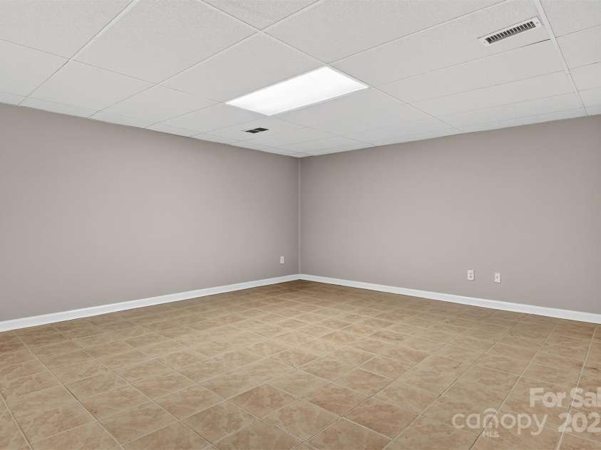 3127 Center Street, Hickory, NC 28601.  MLS# CAR4273442, YatesRealty ID 22568. 