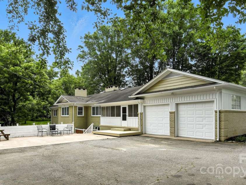 3127 Center Street, Hickory, NC 28601.  MLS# CAR4273442, YatesRealty ID 22568. 