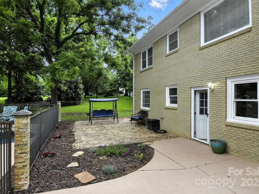 3127 Center Street, Hickory, NC 28601.  MLS# CAR4273442, YatesRealty ID 22568. 