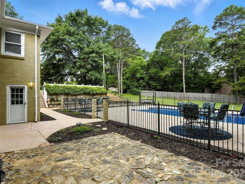 3127 Center Street, Hickory, NC 28601.  MLS# CAR4273442, YatesRealty ID 22568. 