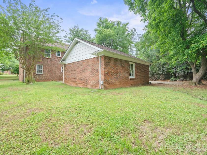 1122 Berry Ridge Road, Charlotte, NC 28270.  MLS# CAR4379547, YatesRealty ID 22569. 