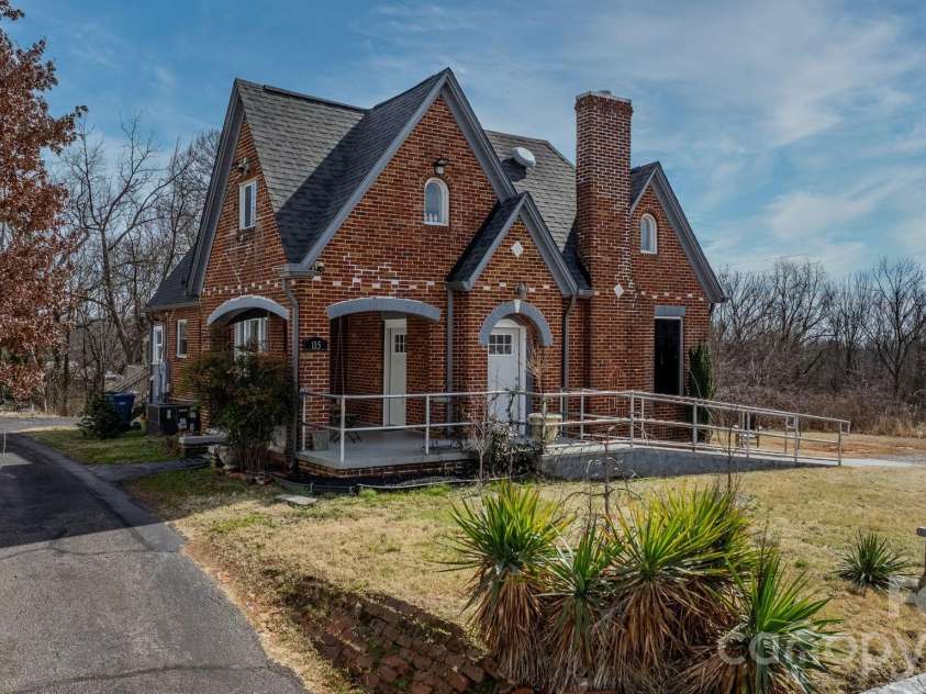 115 12th Street, Hickory, NC 28602.  MLS# CAR4348902, YatesRealty ID 2257. 