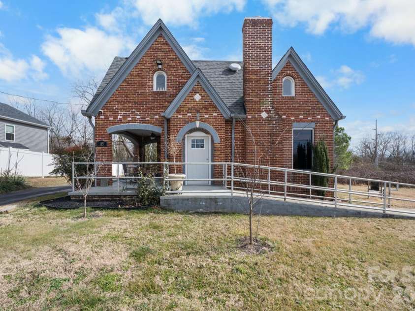 115 12th Street, Hickory, NC 28602.  MLS# CAR4348902, YatesRealty ID 2257. 